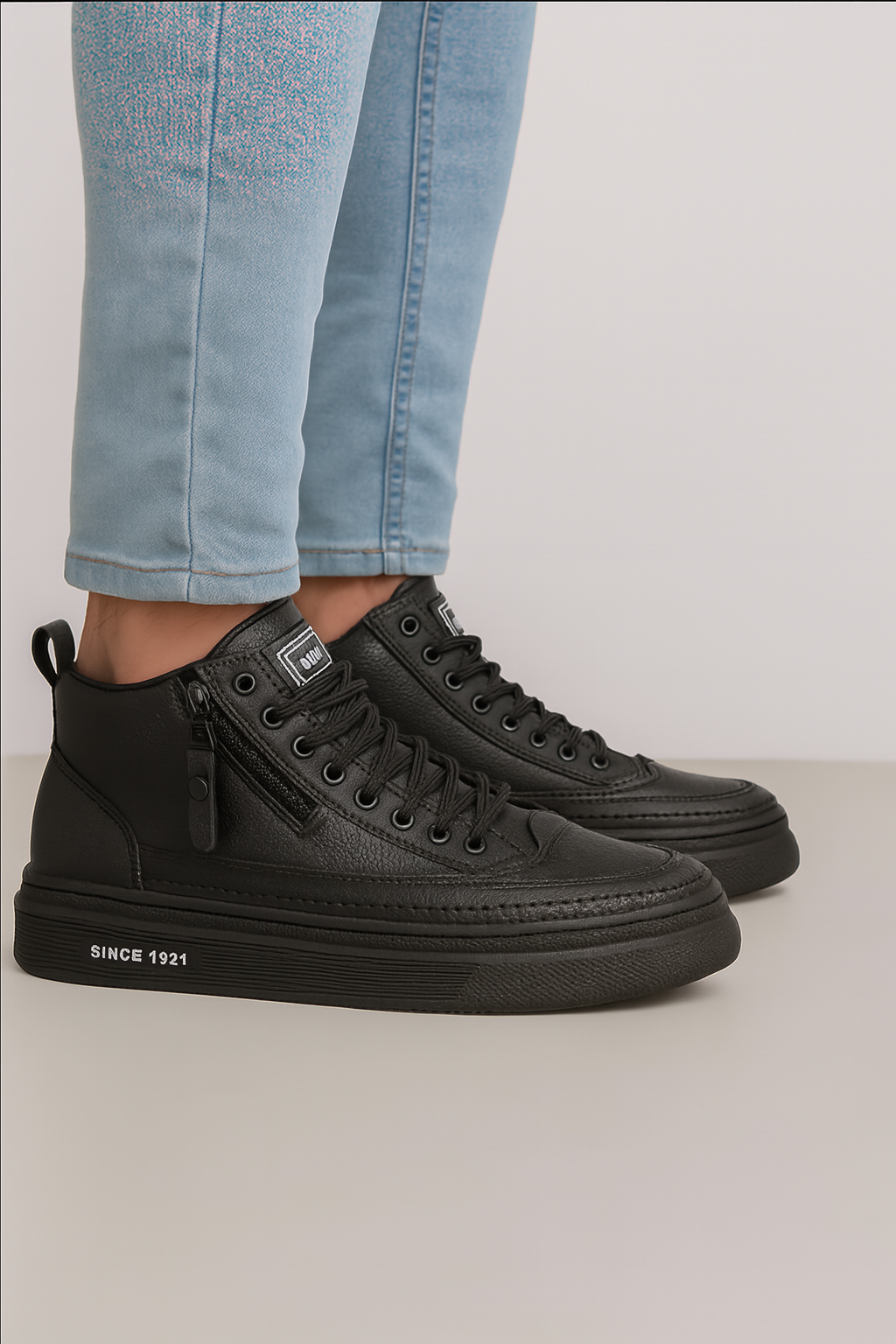 gid://shopify/MediaImage/26581437579334